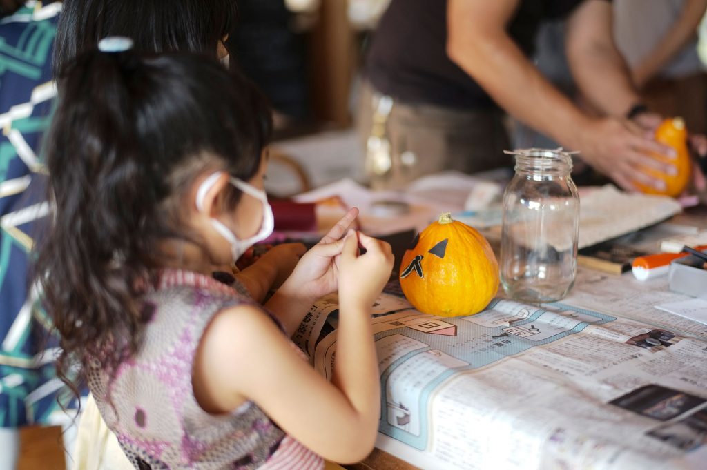写真：かぼちゃに顔をつける女の子
