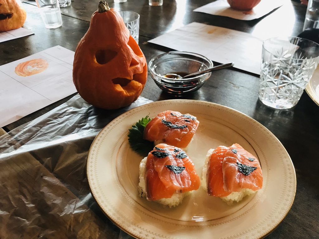 写真：おばけかぼちゃと、サーモンのお寿司