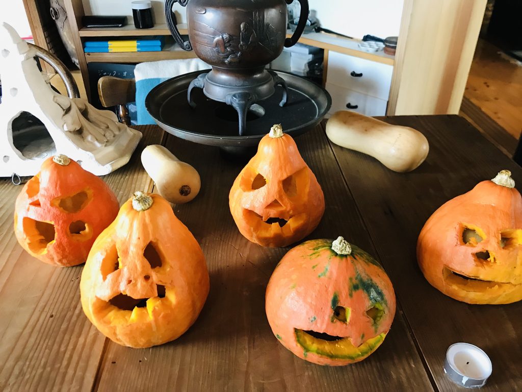 写真：5つのおばけかぼちゃ勢揃い