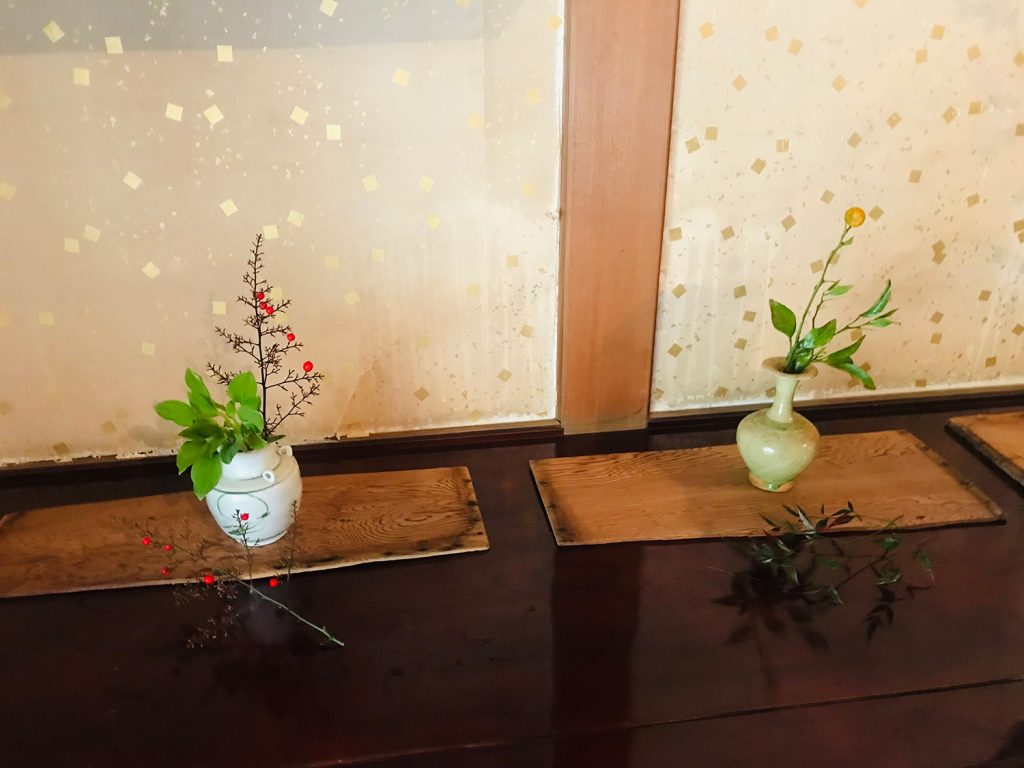 写真：床の間に飾られた2つの生け花