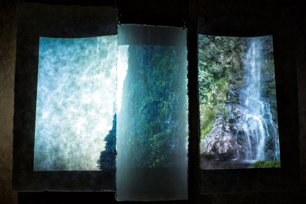 写真：3枚の和紙に投影された山と滝の風景